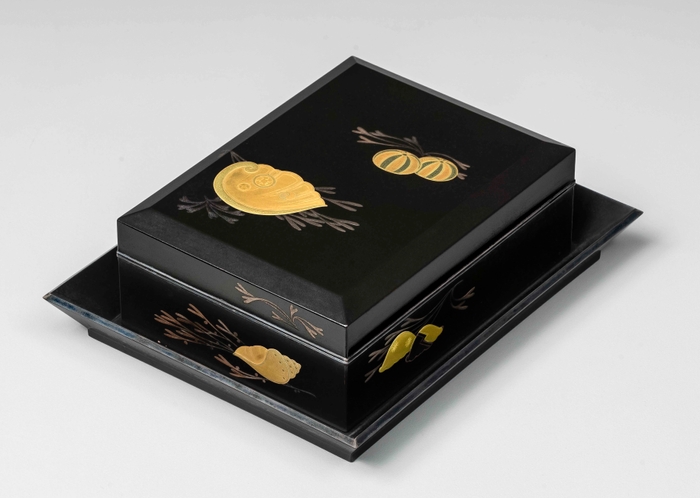 Photo.15 水草に貝蒔絵台付巻たばこ箱