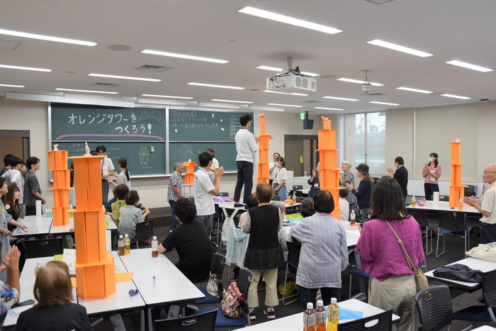 各テーブル高々と積み上がるオレンジタワー