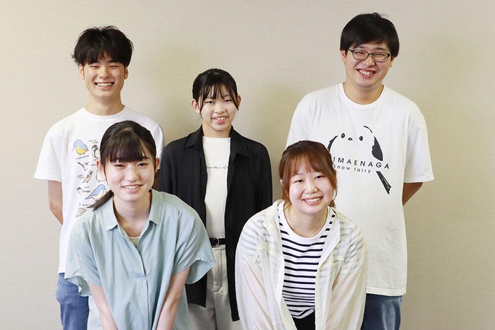 Ambienteメンバー 後列：西亮憲さん（農学部3年）、佐藤亜和音さん（農学部1年）、北川大慈さん（理工学部4年） 前列：近藤那海さん（農学部2年）、中田有咲さん（農学部2年）