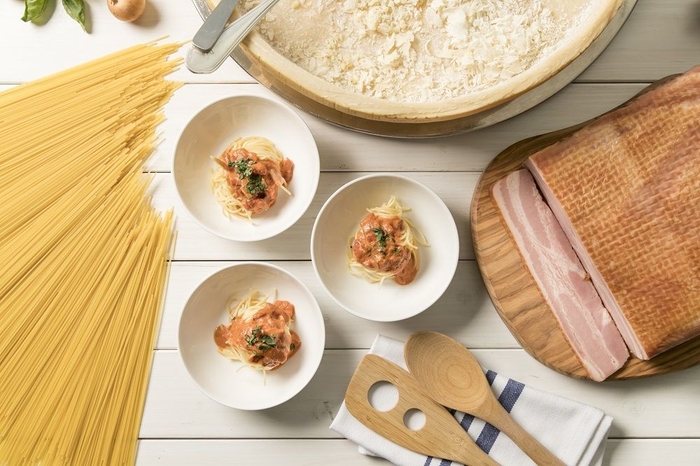 人気のパルミジャーノ・レッジャーノパスタ ベーコンとトマトクリームソース