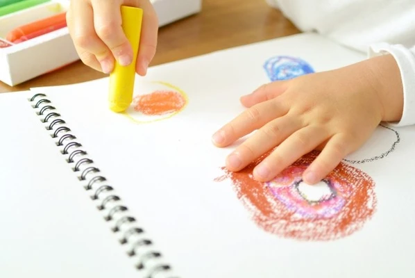 「危ない!」「ダメ!」が子どもの好奇心を奪う? 4〜5歳までの子育てで大切なのは「教える」より「見守る」こと