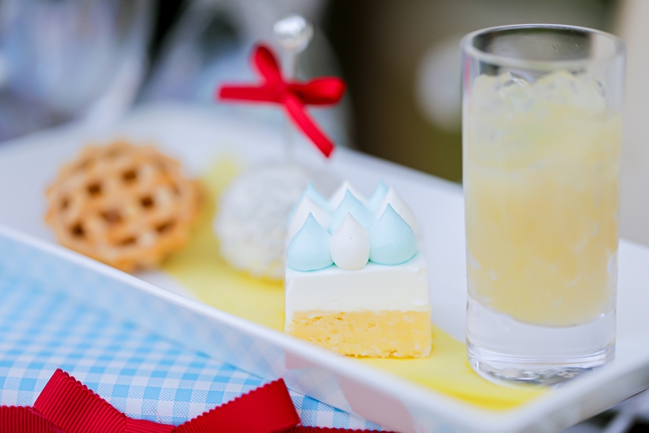 2皿目:ピーチジュレ / シュガー ロリポップ / ブルーホワイトクリームのチーズケーキ / ミニアップルパイ