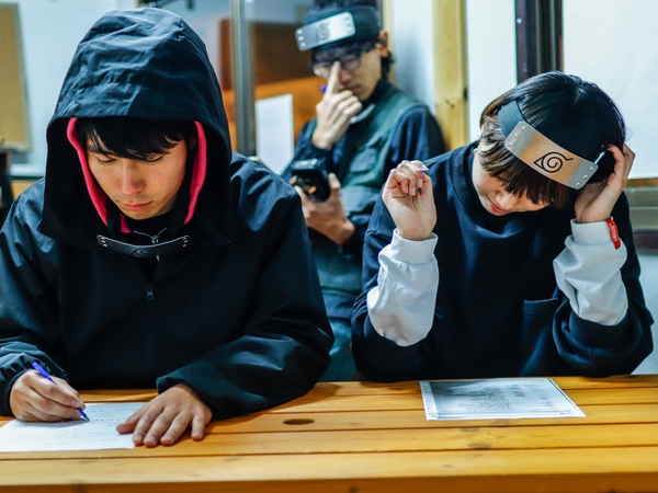 ▲原作を再現！カンニング“あり”の難関ペーパー試験