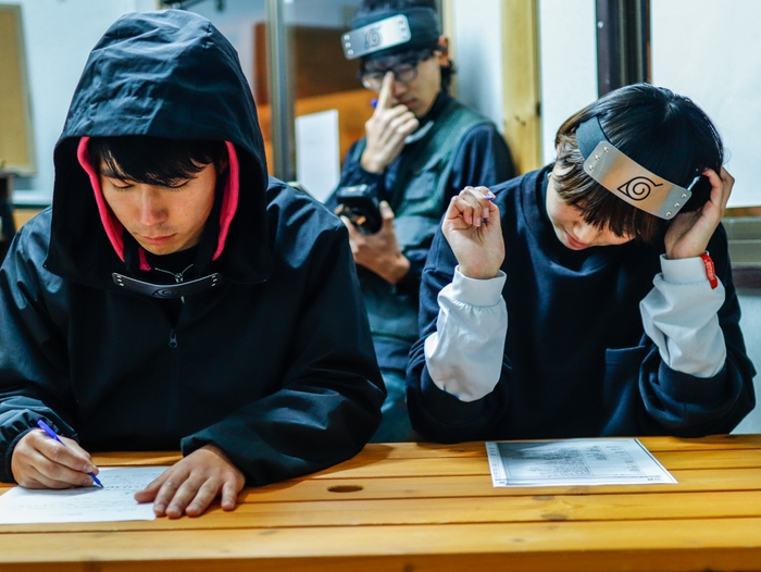 ▲原作を再現!カンニング“あり”の難関ペーパー試験