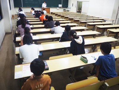 試験開始前に注意事項の説明を受ける受検者