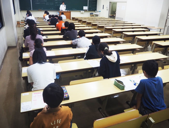 試験開始前に注意事項の説明を受ける受検者