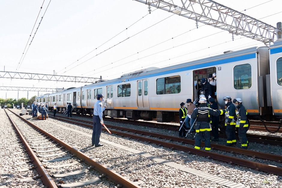 「異常時総合訓練(2021年度)」 お客さまの避難誘導訓練の様子