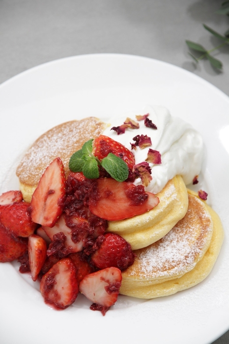 「薔薇と国産いちごのパンケーキ」4
