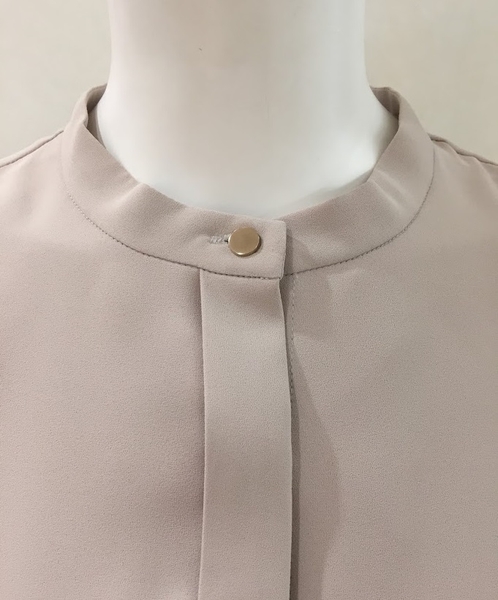 【首元の金ボタン】