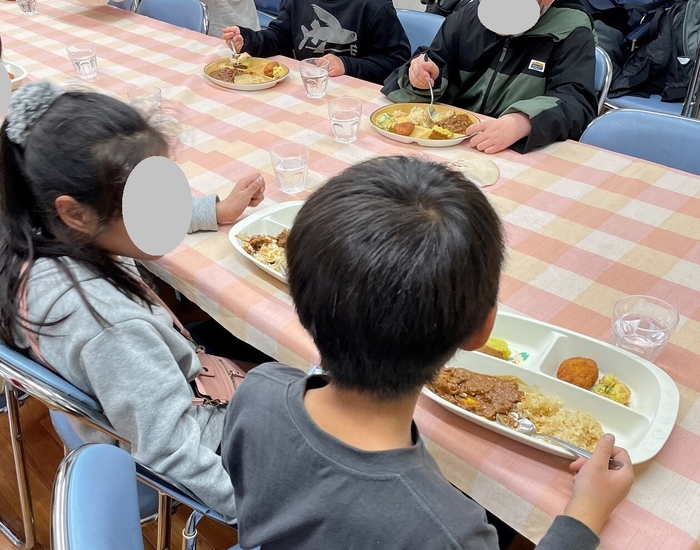 テーブルを囲んでみんなで実食