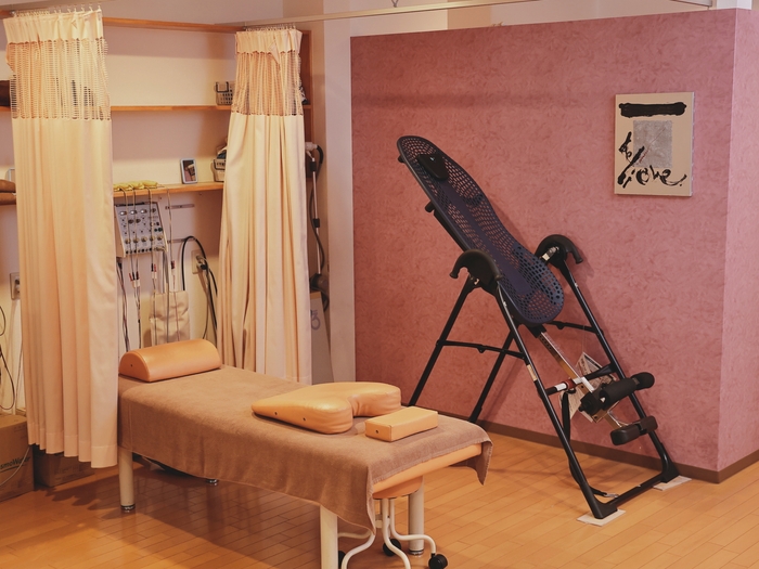 施術で使うベッド＆機材。