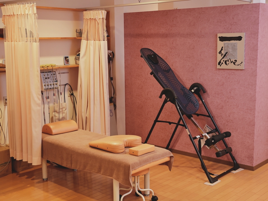 施術で使うベッド＆機材。