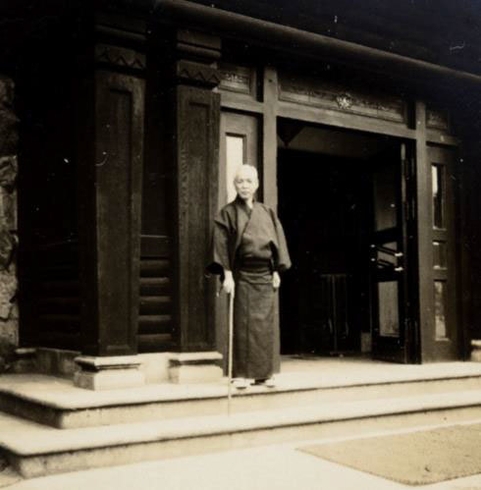 小林一三翁と六甲山ホテル ホテル(旧館)正面玄関前にて1934年8月5日撮影〔阪急文化財団 提供〕