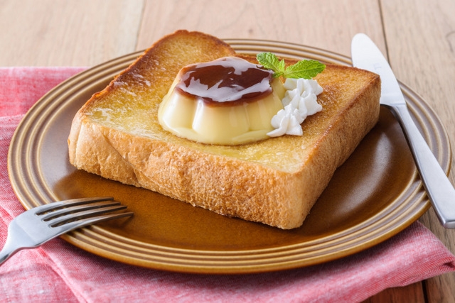 「ハニートースト・ア・ラ・モード」 市販のプリンをトーストした食パンの上にON!おやつの時間にも!