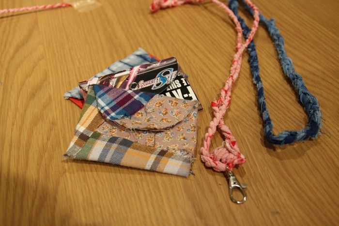 アップサイクルで作った段ボール財布とショルダーストラップ