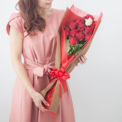 ダズンローズ 生花バラ12本の花束