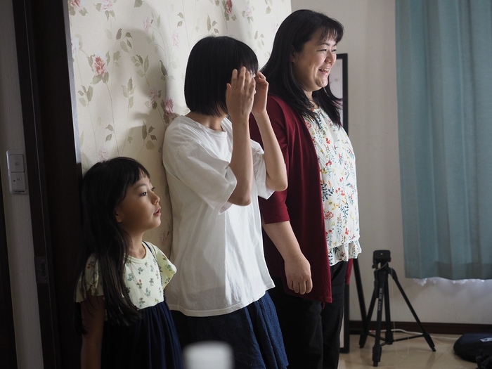 SIZUKU((右)と生徒たち