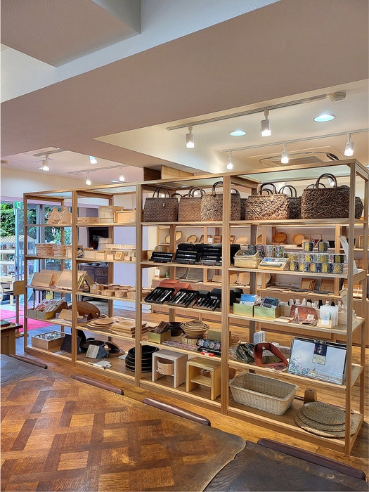 青山食演生活 ショップ内装01