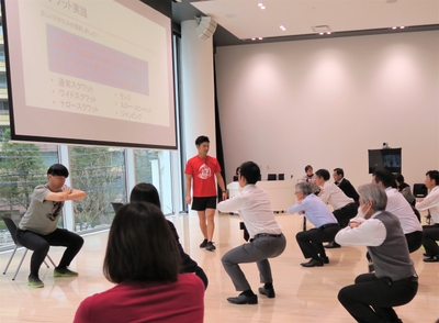 株式会社StrongBonds 岩田諭氏によるスクワット講座の様子(2020年1月キユーピー本社にて実施)