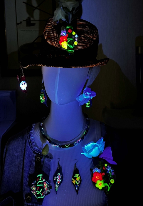 夜間ブラックライト照射画像