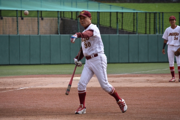 部員の要望で試合前のシートノックでバットを振った安江監督