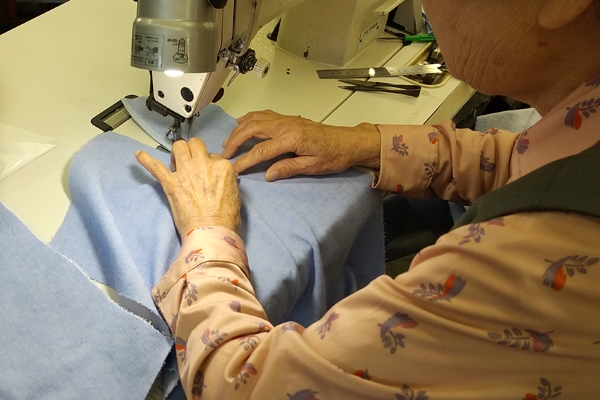 熟練の職人たちが1枚1枚丁寧に縫い上げます