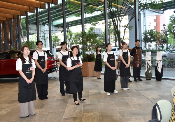 小田さんのプレゼンを見守るゼミ生やATグループの社員ら