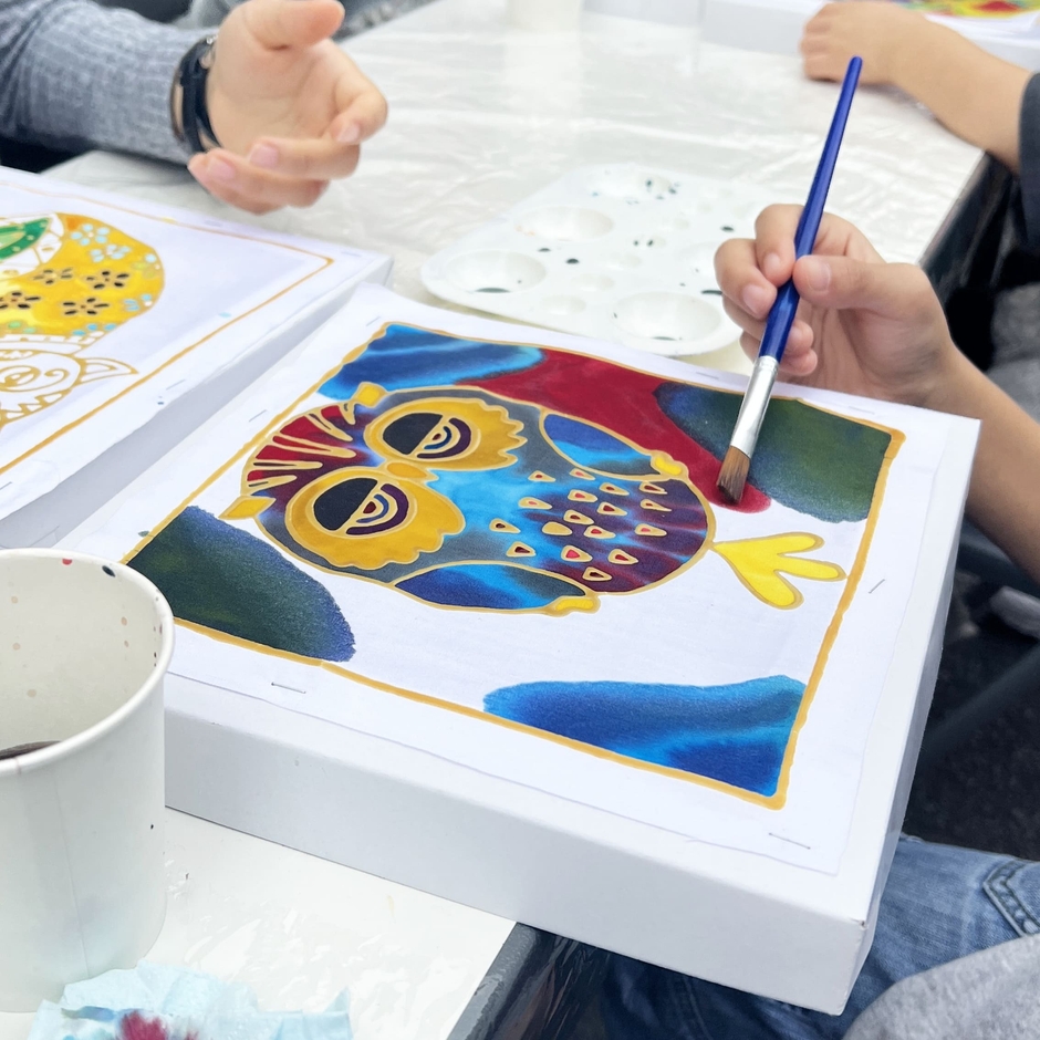 バティックの色塗り体験