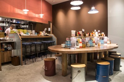 京橋店「ソラノイロ　トンコツ＆キノコ」内観