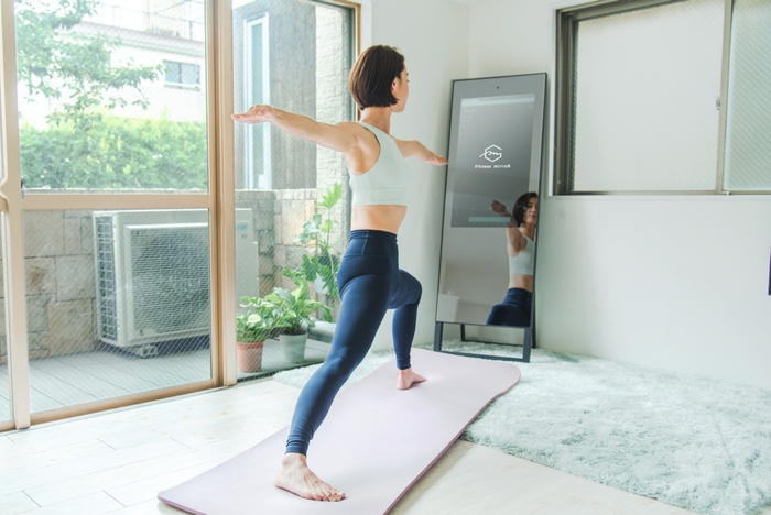 ジムにいるような感覚で、自分の全身とインストラクターの姿を同時に確認できる