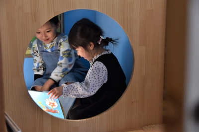 押し入れを活用して作られた秘密基地のような「小さな居場所」