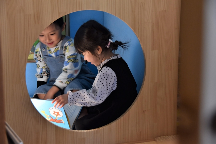 押し入れを活用して作られた秘密基地のような「小さな居場所」