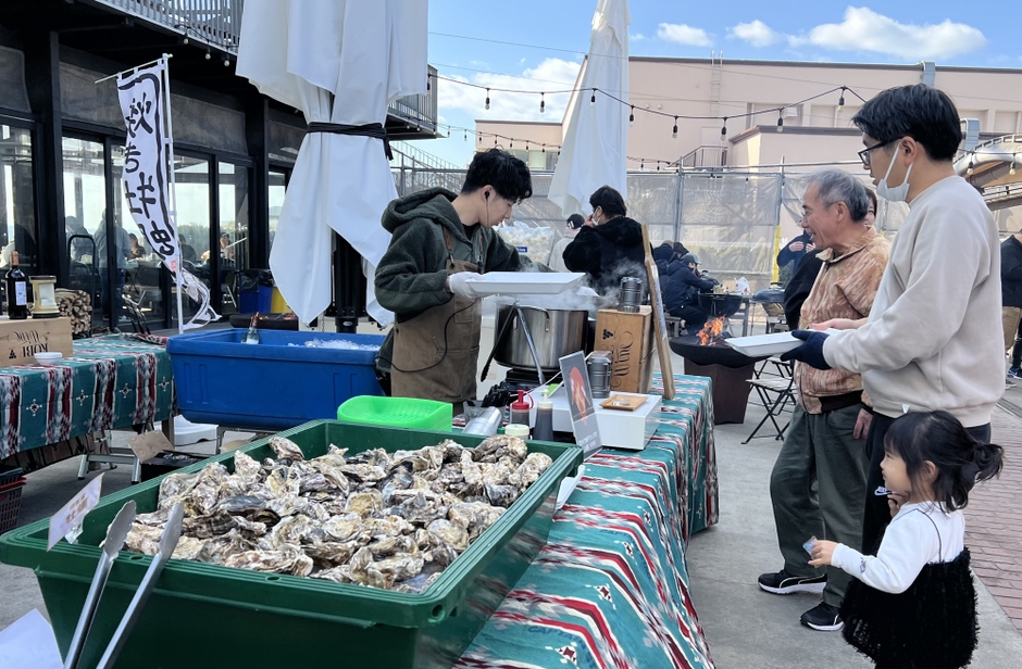 ファミリー層に人気の牡蠣食べ放題=2025年2月撮影