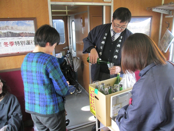 お酒車内販売イメージ