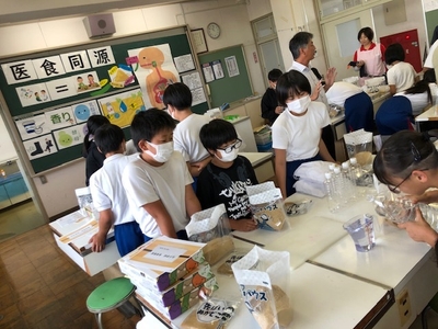 手作りぬかどこキットを使用した授業風景