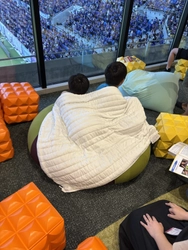 発達特性のある子どものサッカー観戦支援 - チェーンブランケットの実証実験をエディオンピースウィング広島スタジアムで実施