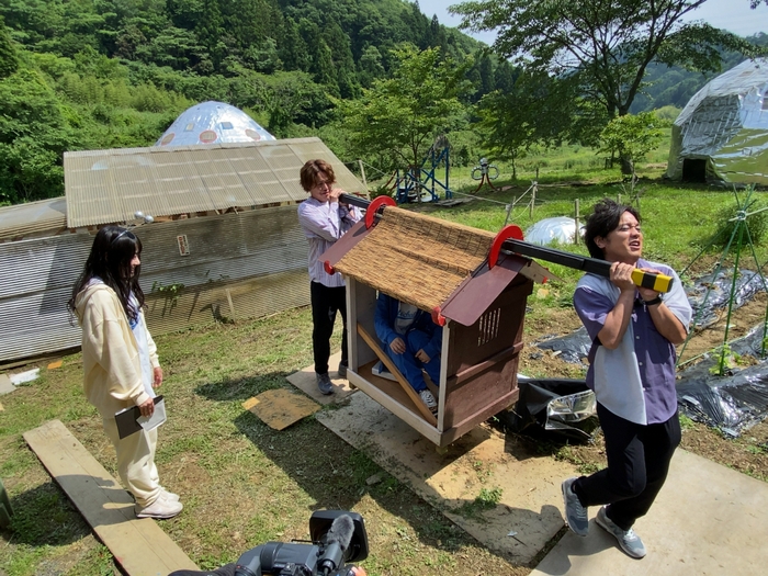 香川・高松市屋島の新屋島水族館、超毒舌マスコット・マナやん（右）