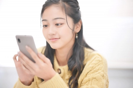 バキバキスマホは不運のサイン？ 運気を上げる開運方法！