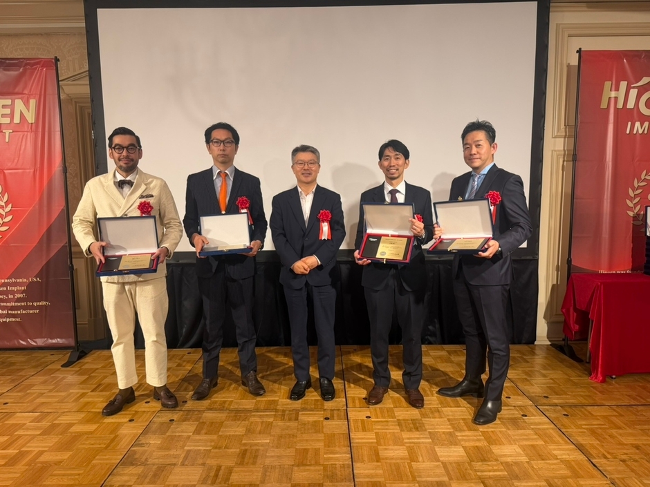 左から橋口隼人先生(橋口歯科)、山本清作先生(のまきたパーク歯科・矯正歯科)、朴正守法人長(株式会社OSSTEM JAPAN)、白鳥裕一先生(白鳥歯科・矯正歯科)、増田勝彦先生(増田歯科医院)の記念撮影風景
