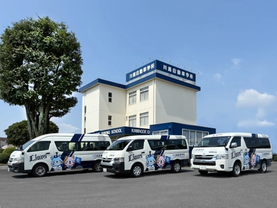 川越自動車学校にて西武ライオンズカラーの送迎車3台が運行開始