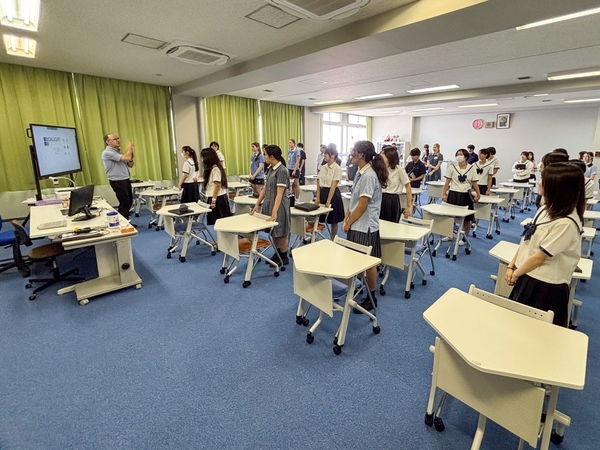 リニューアルされたパソコン教室。可動式の机と椅子を配置し、大型電子黒板を設置した明るく開放的な学習空間