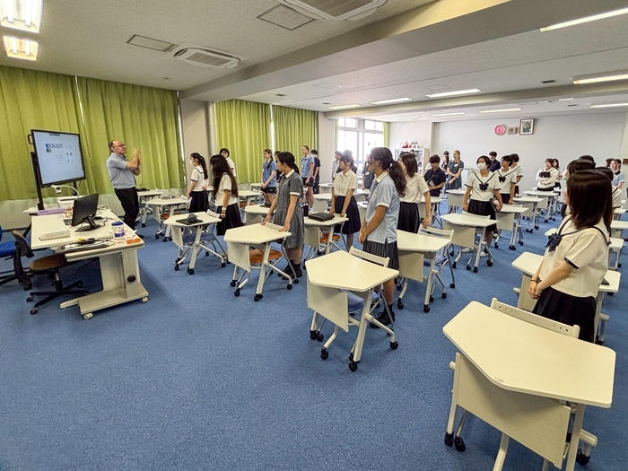 リニューアルされたパソコン教室。可動式の机と椅子を配置し、大型電子黒板を設置した明るく開放的な学習空間