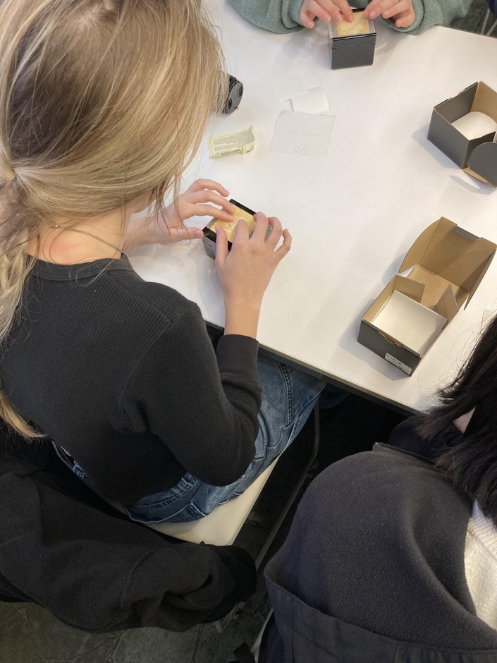 金箔張り体験の様子