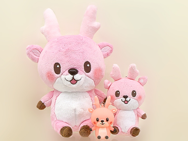 サイズ比較　左）ぬいぐるみ　中央）マスコットキーホルダー　右） ぬいぐるみマスコット