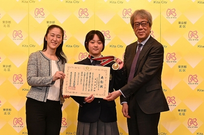 受賞した白木里歩さんと やまだ区長(左)、福田教育長(右)