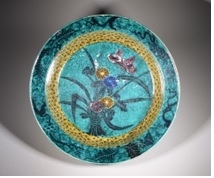 (4)古九谷≪菊束に蝶図兜形平鉢≫ 石川県九谷焼美術館蔵