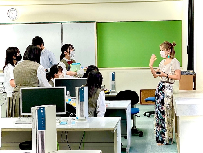 高校生たちと地元企業主との授業風景　1