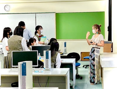 高校生たちと地元企業主との授業風景 1