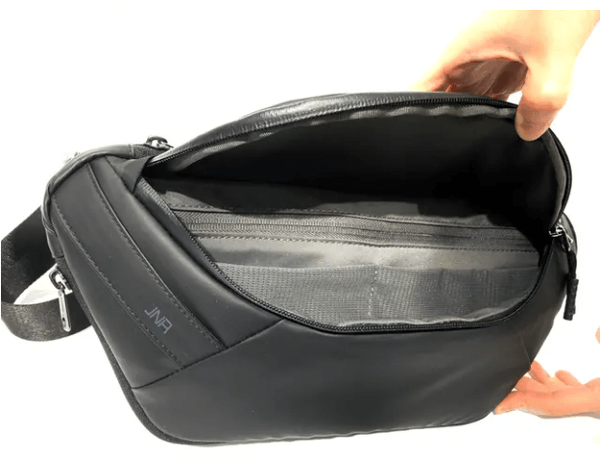 内部のポケットは伸縮性のあるメッシュ生地です。