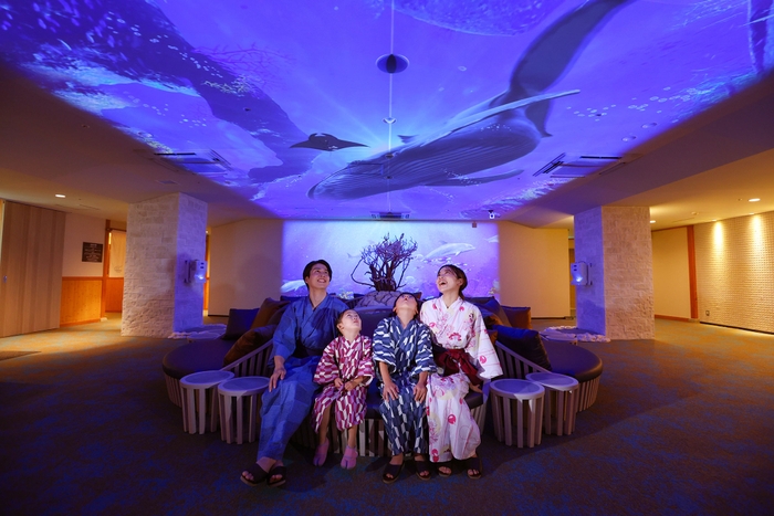 是非、大きなソファにごろりと横たわって天井を見上げて!